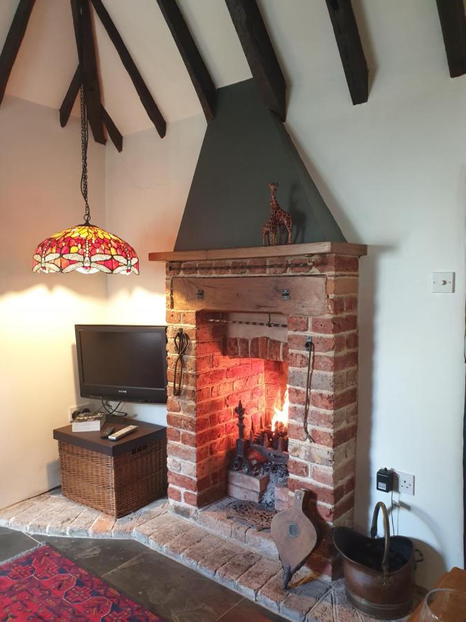 Delightful Cottage On The River Adur Close To Brighton & The Downs No Dogs Sorry Upper Beeding ภายนอก รูปภาพ